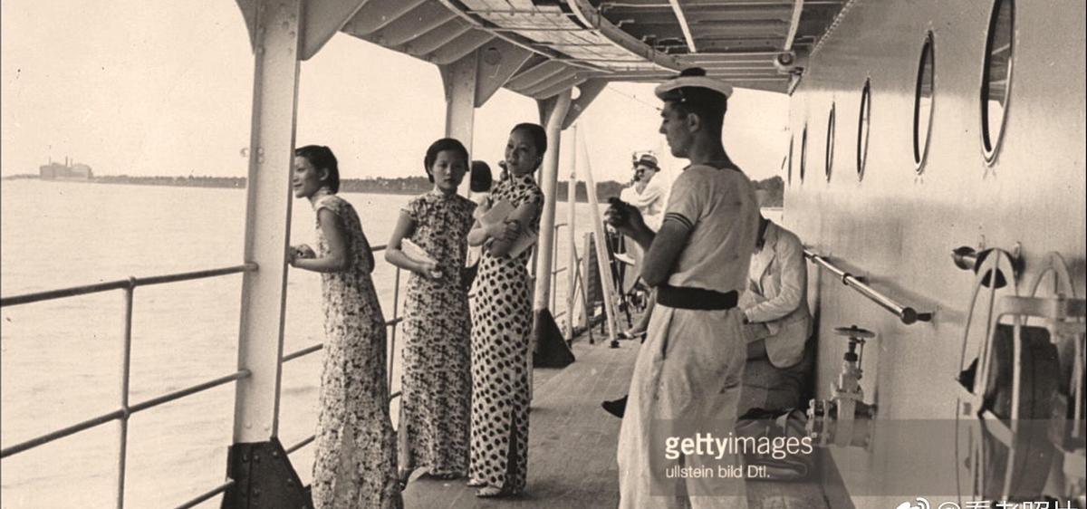 高清老照片:旗人格格大腿岔开豪放洗衣,地主三妻四妾不输女明星