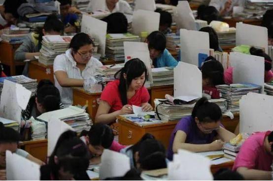 高考第一个交卷称高考太简单,声称考题太简单最后考了多少分