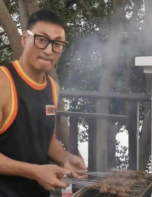 62岁何家劲有女儿吗,何家劲的一生年轻童年是怎么过的