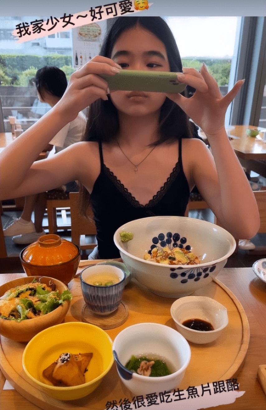 曹格晒旧图为女儿庆生,曹格女儿露脐装图片