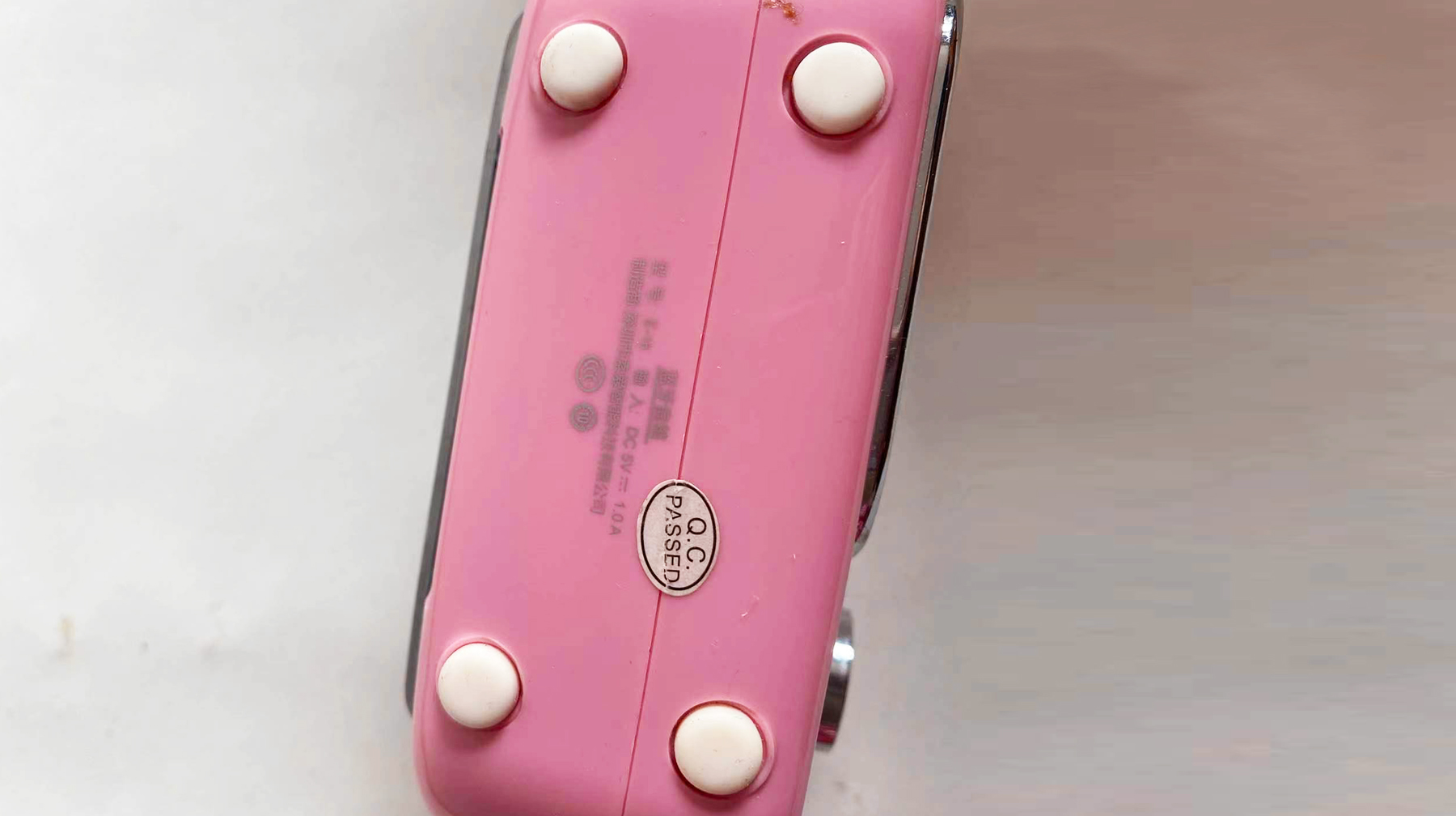 外形像移动电视，旋转滑轮按钮能听广播，这款国产收音机很好用