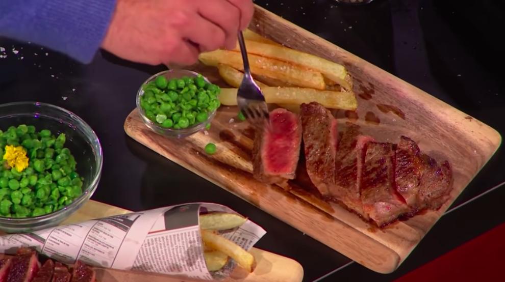 小贝儿子转行厨师被狂嘲！花60万请人炸鱼，网友怒骂关系户