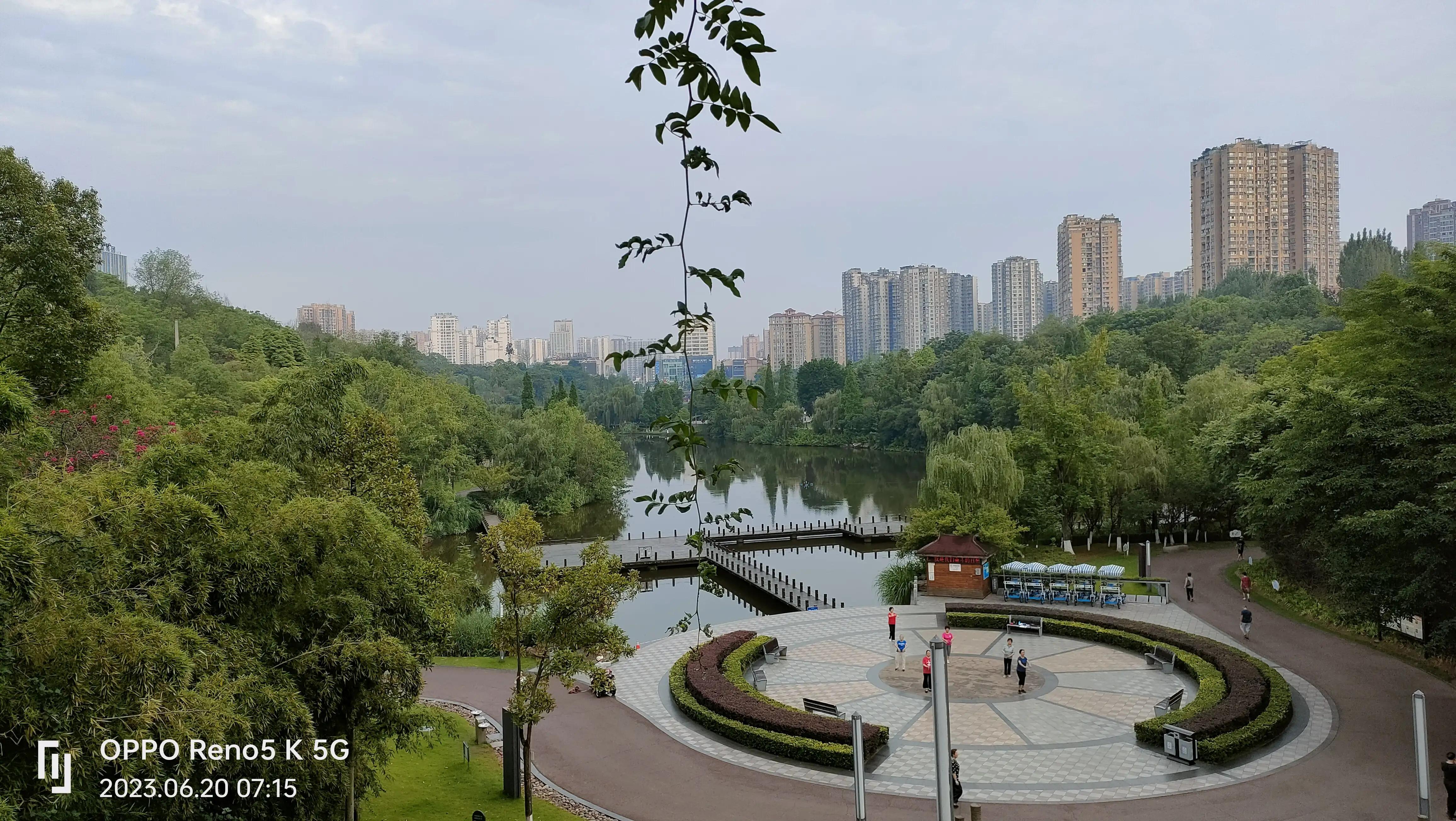 南湖公园湖畔美景,蓝天白云青山绿地天然氧吧