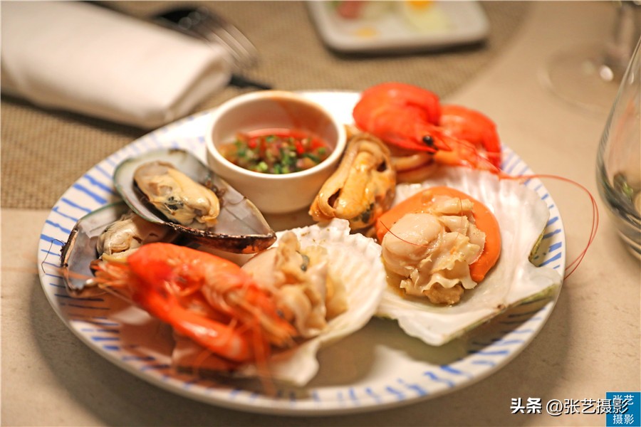 悬挂五星红旗豪华邮轮招商伊敦号，穿过百年历史尘烟再次启航