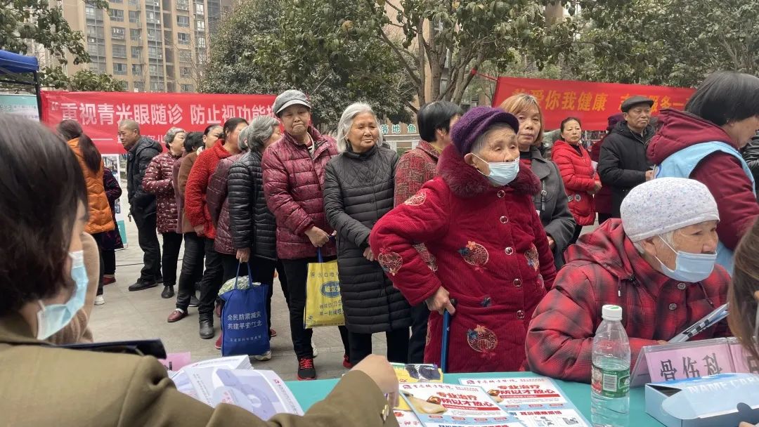 骑士医院白衣天使“化身”雷锋深入社区送健康