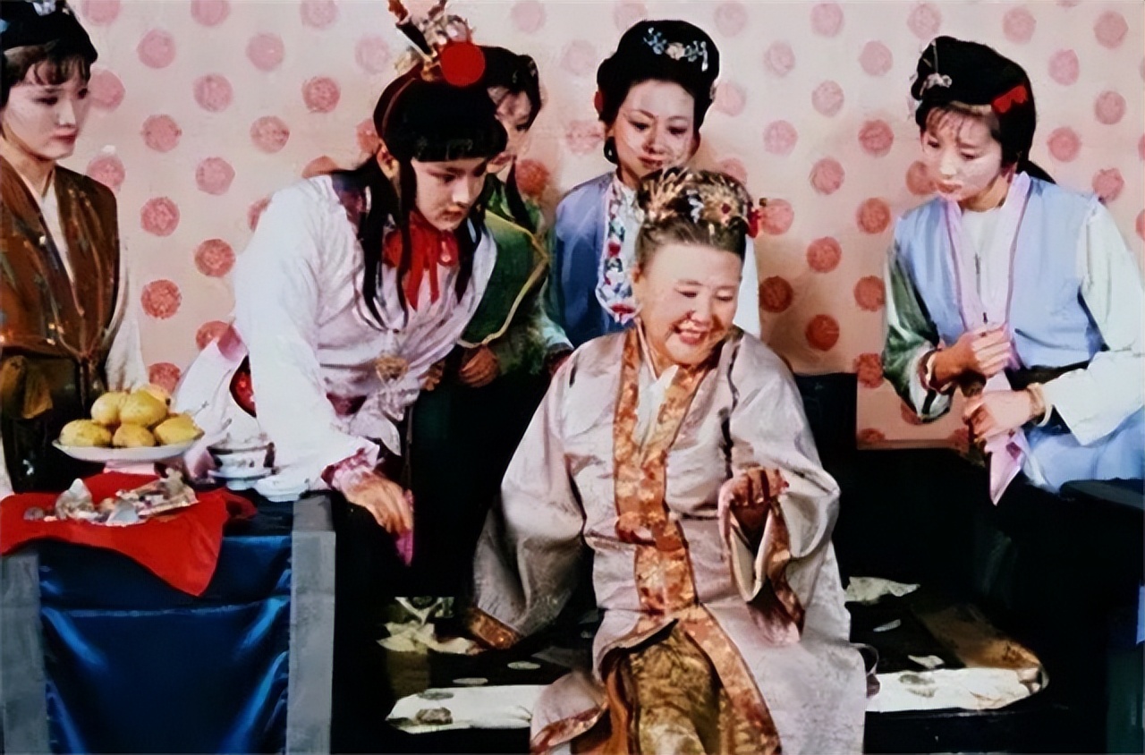 贾家败落，贾元春也是始作俑者，省亲当晚他的表现堪称耻辱