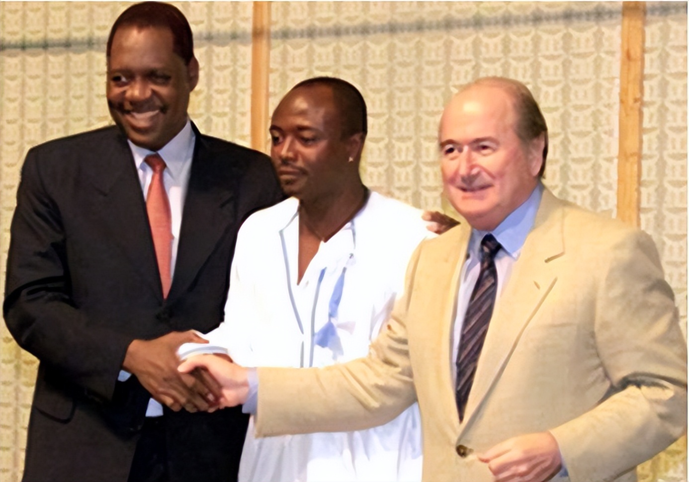 他童年踢的足球,就是把垃圾塞进袜子里