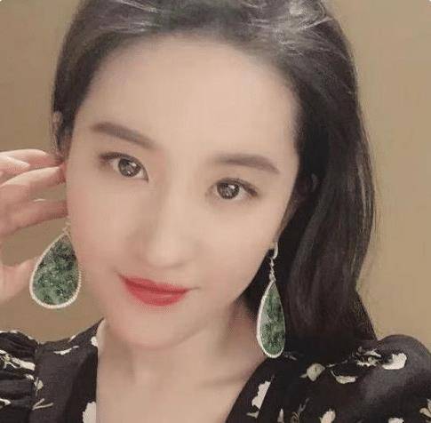 最有钱女明星刘亦菲,刘亦菲秀名贵翡翠大耳环