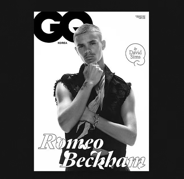 小贝19岁二儿子的模特广告曝光！穿蕾丝衬衫秀肌肉，八字胡贼滑稽