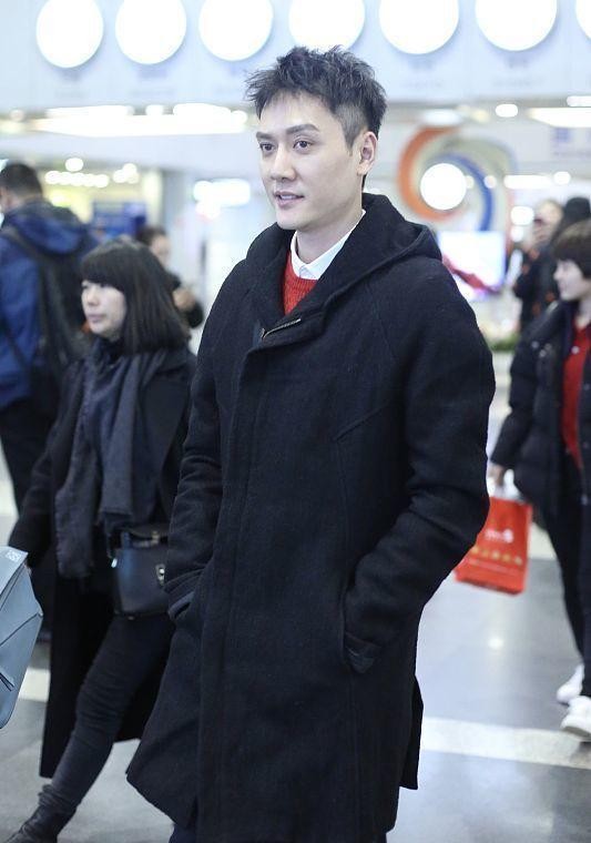 冯绍峰黑色外套搭配蓝色牛仔裤,冯绍峰休闲装穿搭