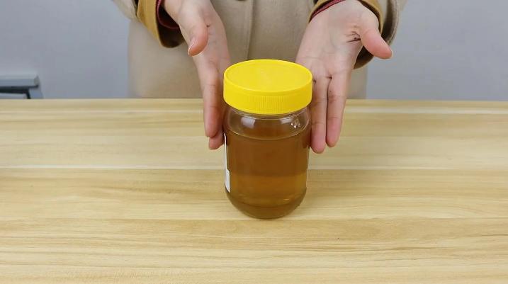 买蜂蜜带上打火机可以识别真假吗,养蜂大叔试吃蜂蜜视频大全