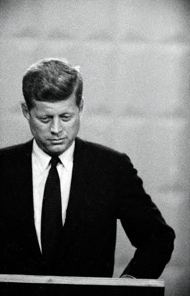 肯尼迪喜欢赫本还是玛丽莲梦露,梦露肯尼迪赫本是同时期的恋人吗