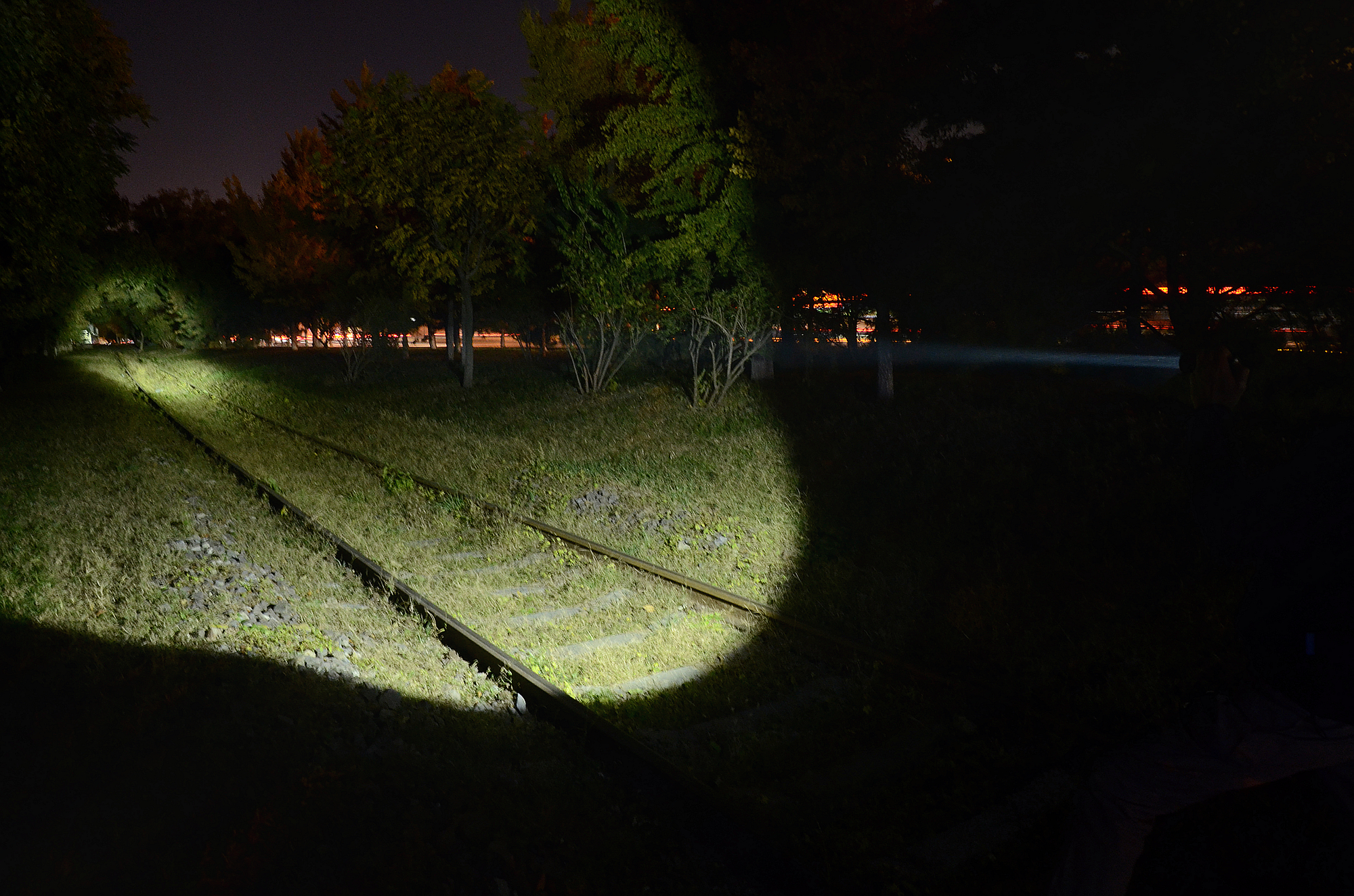 短小精悍的性能均衡之作！傲雷神剑Javelotmini远射战术手电体验