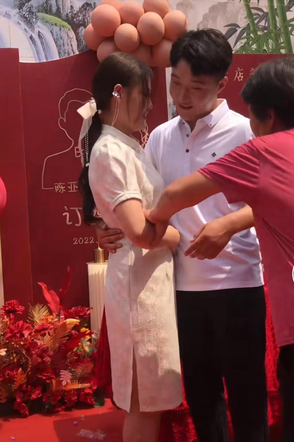 新人太害羞不会拥抱，大妈手把手教学，网友：一看就是相亲认识的