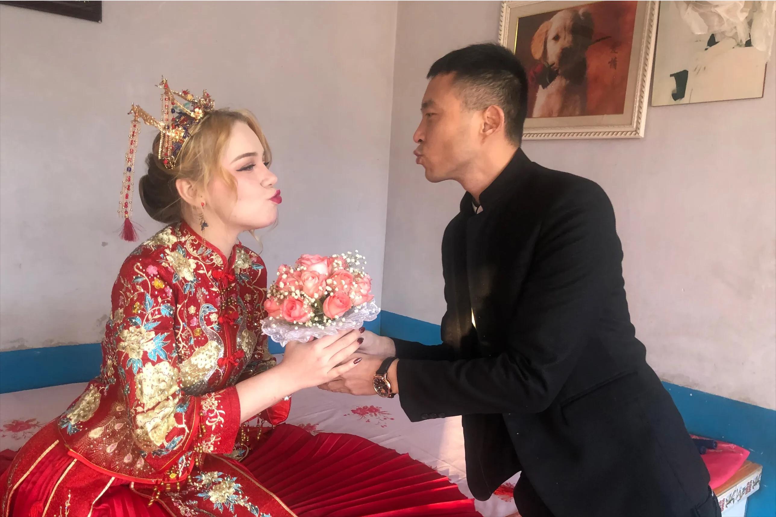 俄罗斯美女嫁给东北3婚男人，夫妻恩爱，网友感慨：他太幸运了