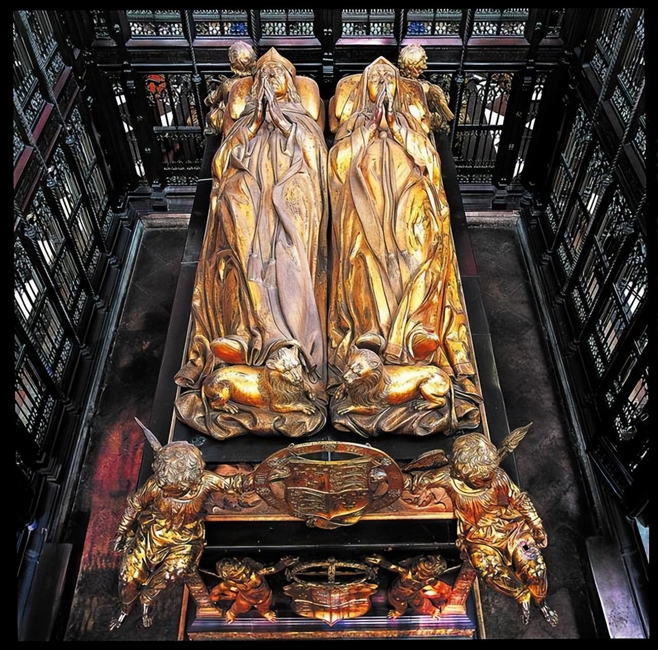 英女王棺椁下葬,英女王葬礼为什么停尸十天