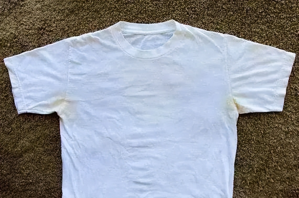 白衣服发黄洗白小窍门小苏打白醋,白色衣服放时间长了发黄怎样去除