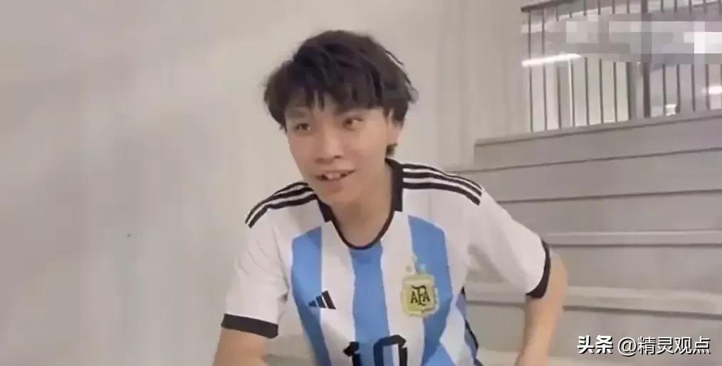 球迷冲入球场拥抱梅西被行拘点评,冲进球场拥抱梅西的道歉视频