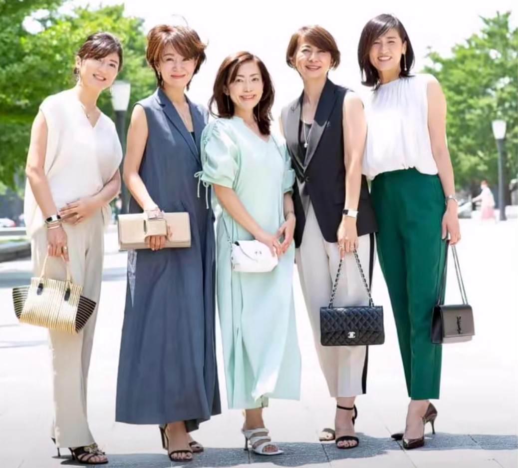 日系慵懒中性短发搭配衣服,女装高级感穿搭30岁小众短发