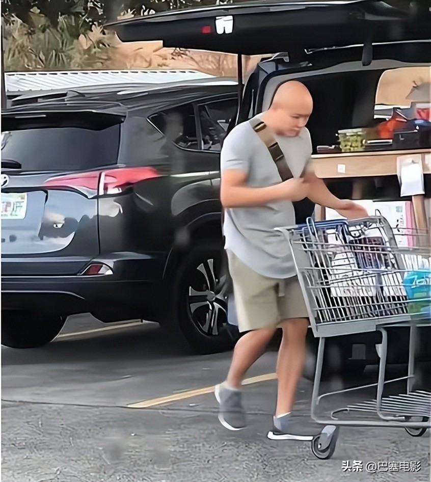 47岁乐嘉在美国被偶遇，高端水成箱买，细看资产，才知什么叫精明