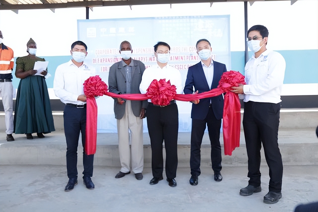 一贫如洗的非洲小国，如何被“天降*男猛**”带领成“非洲奇迹”？