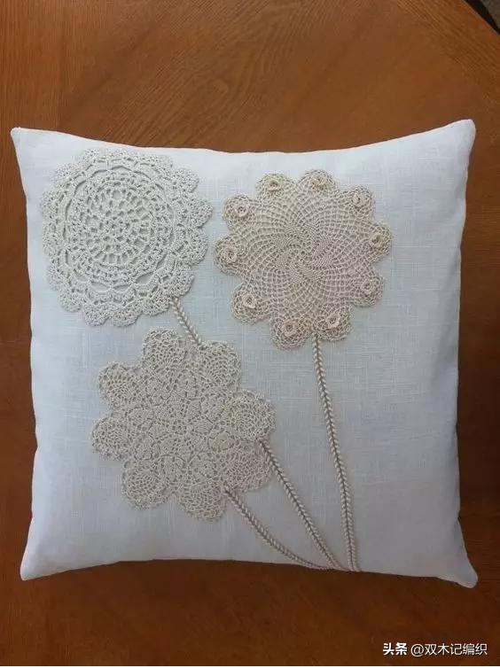钩好的几片蕾丝缝到布艺抱枕和包包上，身价立马倍升