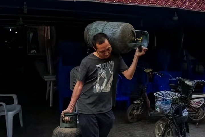 养父扛煤气罐培养女博士的原视频,养父扛煤气罐供成博士