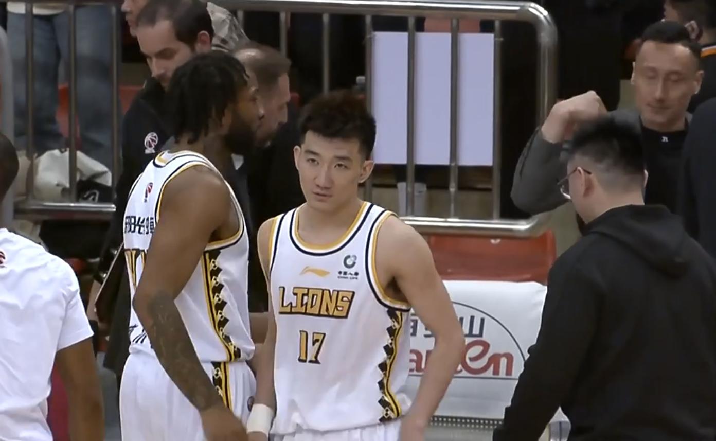 胡明轩挥拳回应球迷辱骂,上海球迷骂胡明轩