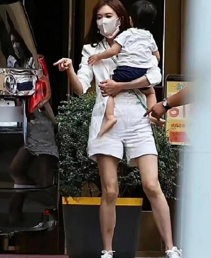 向佐和郭碧婷一家四口合影,向佐郭碧婷夫妇分享儿子周岁宴