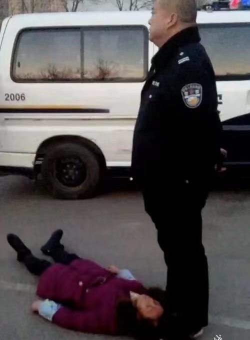 山西“*警恶**”出狱后喊冤：7年前曾脚踩“*薪讨**”农妇致其死亡，被判刑五年；农妇丈夫称工钱至今没拿到