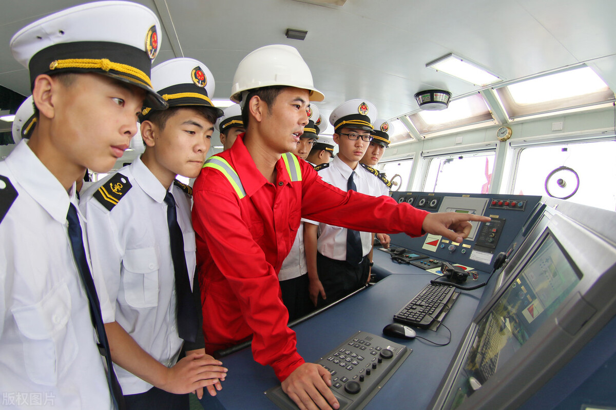 普通海员一月一万多值不值得去,月薪过万的海员在船上一天干什么