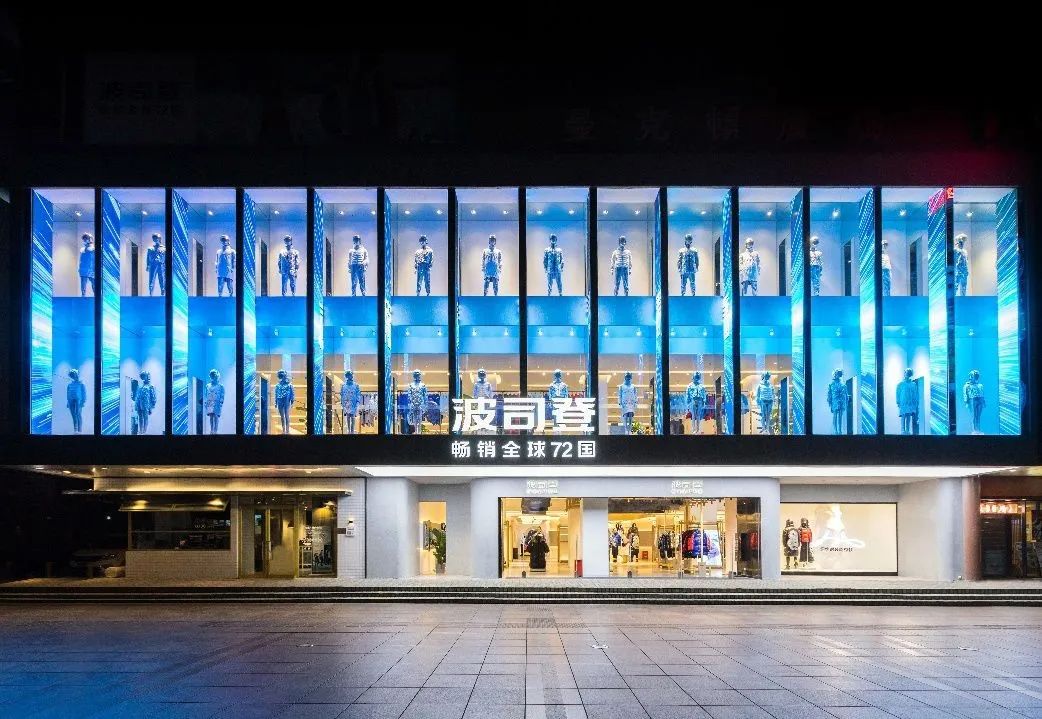 卖至上万还靠抢，如今却被抛弃：“羽绒服界爱马仕”该走下神坛了