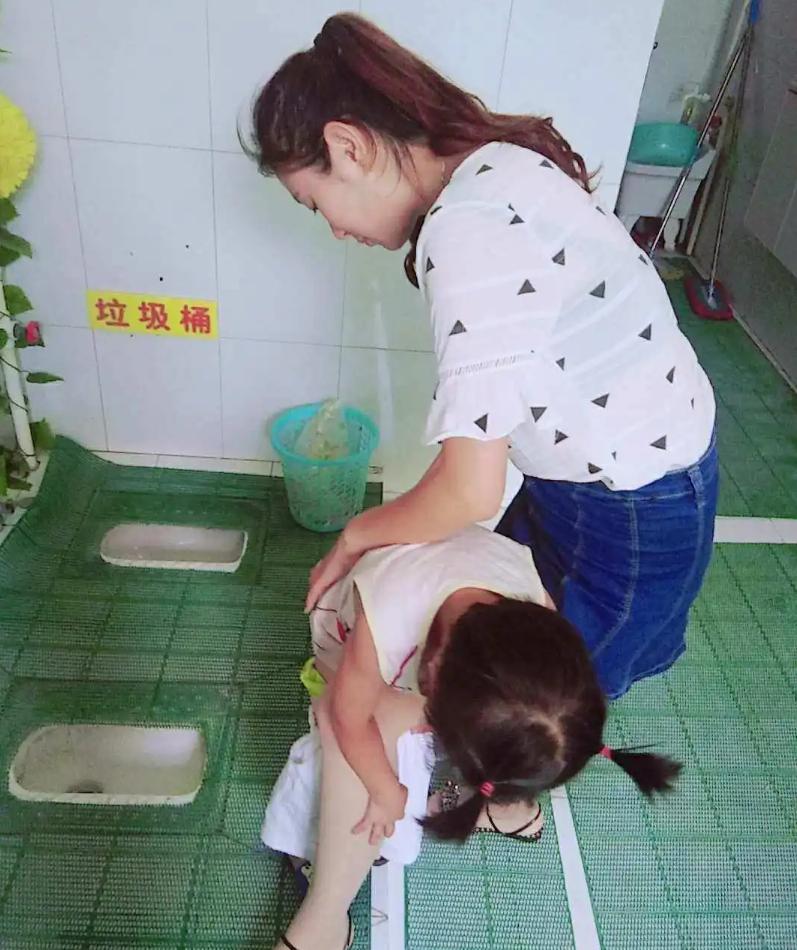 洁癖小姨带娃三天，孩子哭着不拉尿，妈妈拉开娃的裤子一看吐了