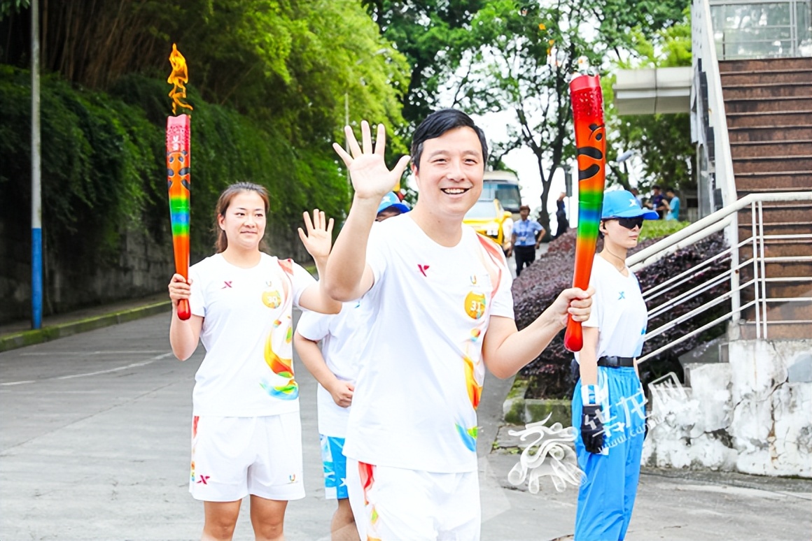 大运“蓉火”耀双城成都大运会重庆站火炬传递圆满成功