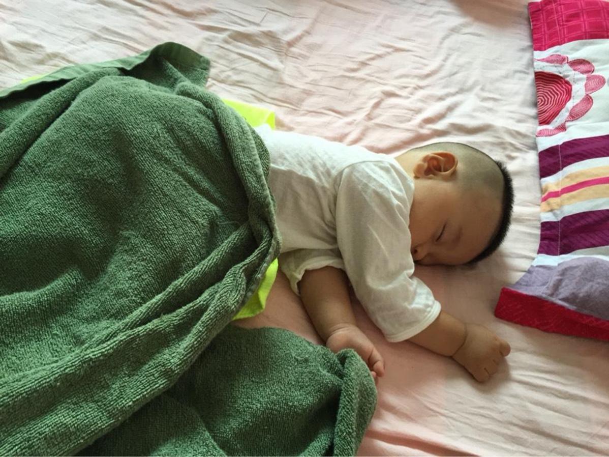 小孩睡觉满床滚怎么解决,宝宝睡觉满床滚可能不是热的原因