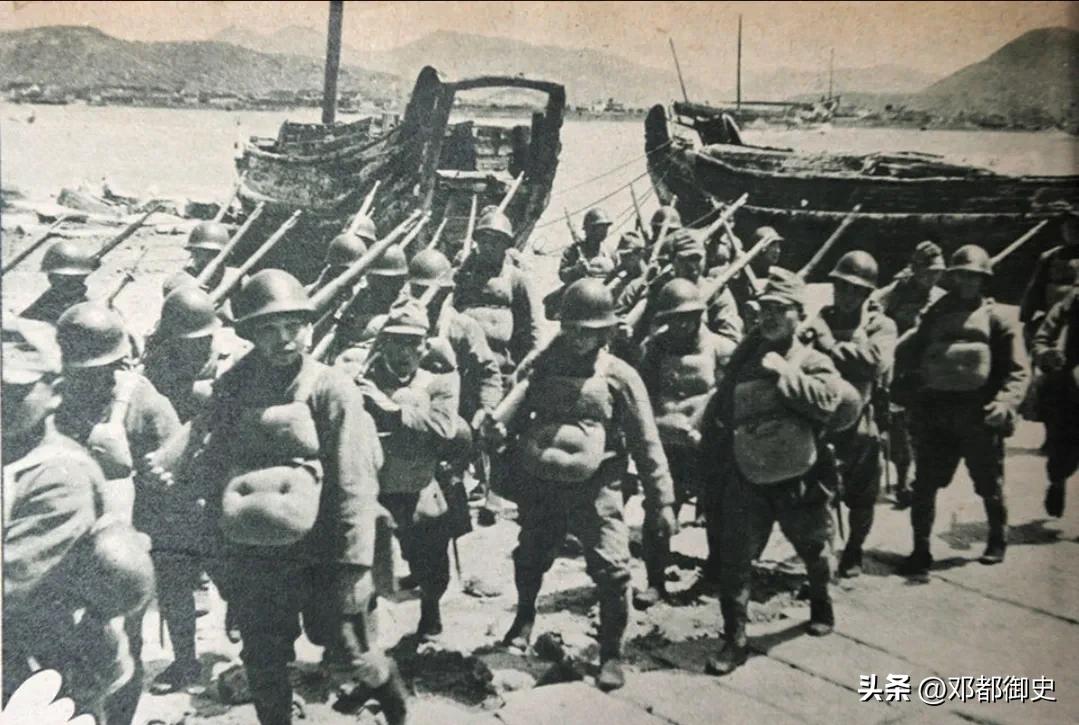 日本兵兽行:将老人绑在树上练习刺杀，撤退时拉响*雷手**扔给小孩