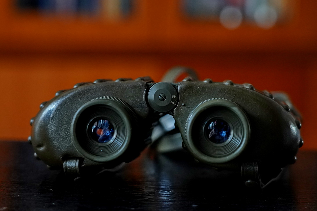 一树梨花压海棠:是*用军**望远镜好?还是名牌望远镜好?