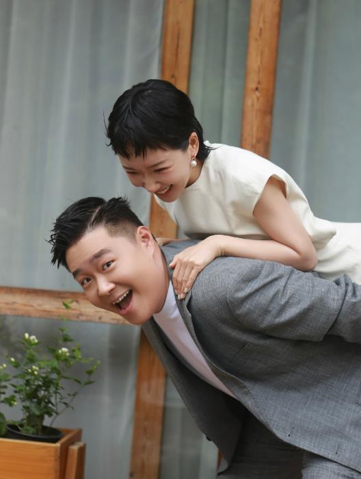 郝劭文婚姻生活,郝劭文携二婚妻子与父母团聚