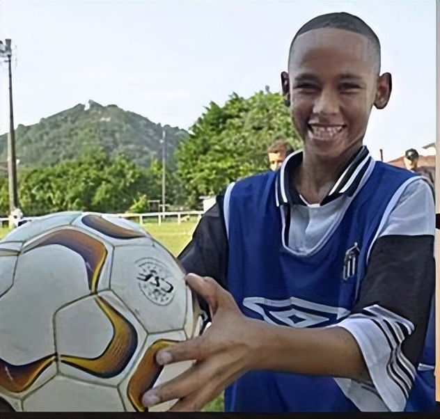 20个绯闻女友，19岁当爸，被指控性侵，内马尔如何逆袭？