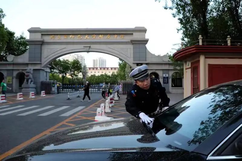 【工作落实年】护校安园保畅通，冰城交警从严规范校园周边停车秩序~送学车辆要注意这几点提示！