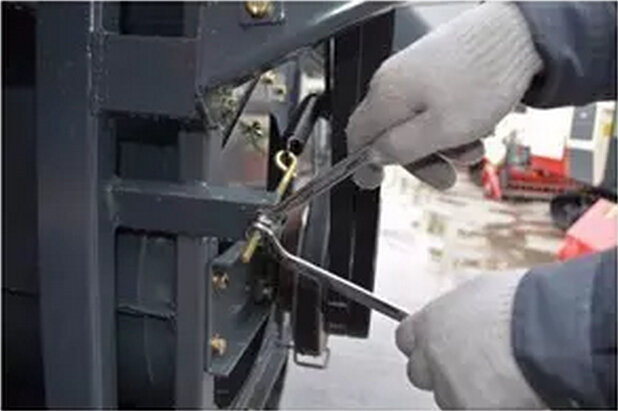 三角皮带脱落怎么回事,三角带容易脱落的原因