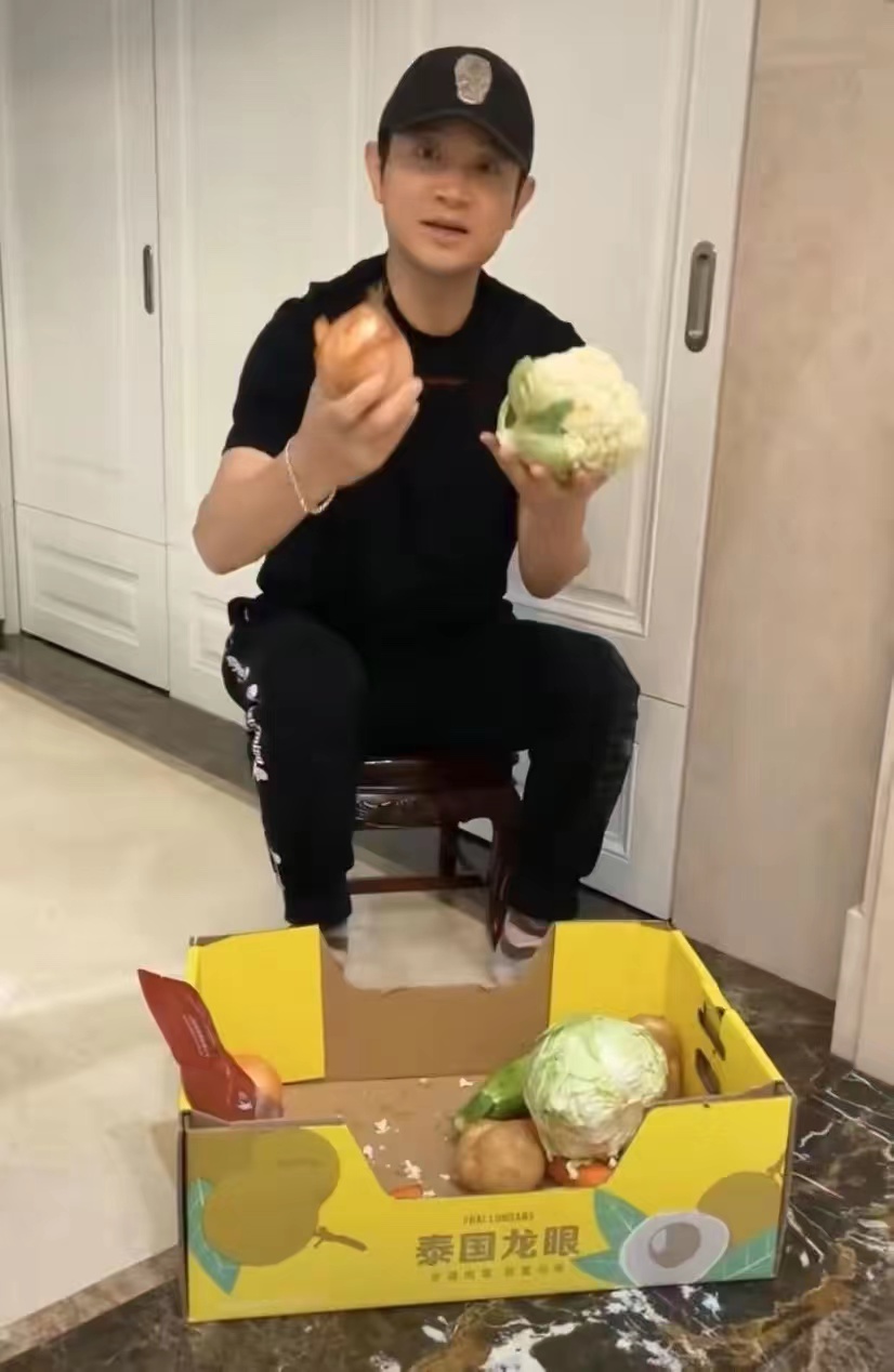 明星摔伤快速上场踢球,歌手突发意外去医院抢救