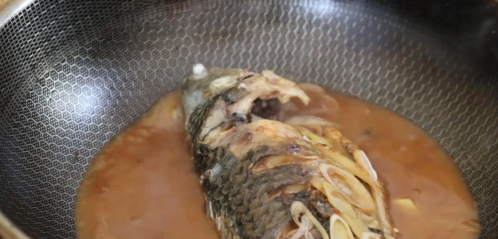 家常烧鱼放热水还是凉水好,烧鱼的时候怎么熬鱼料