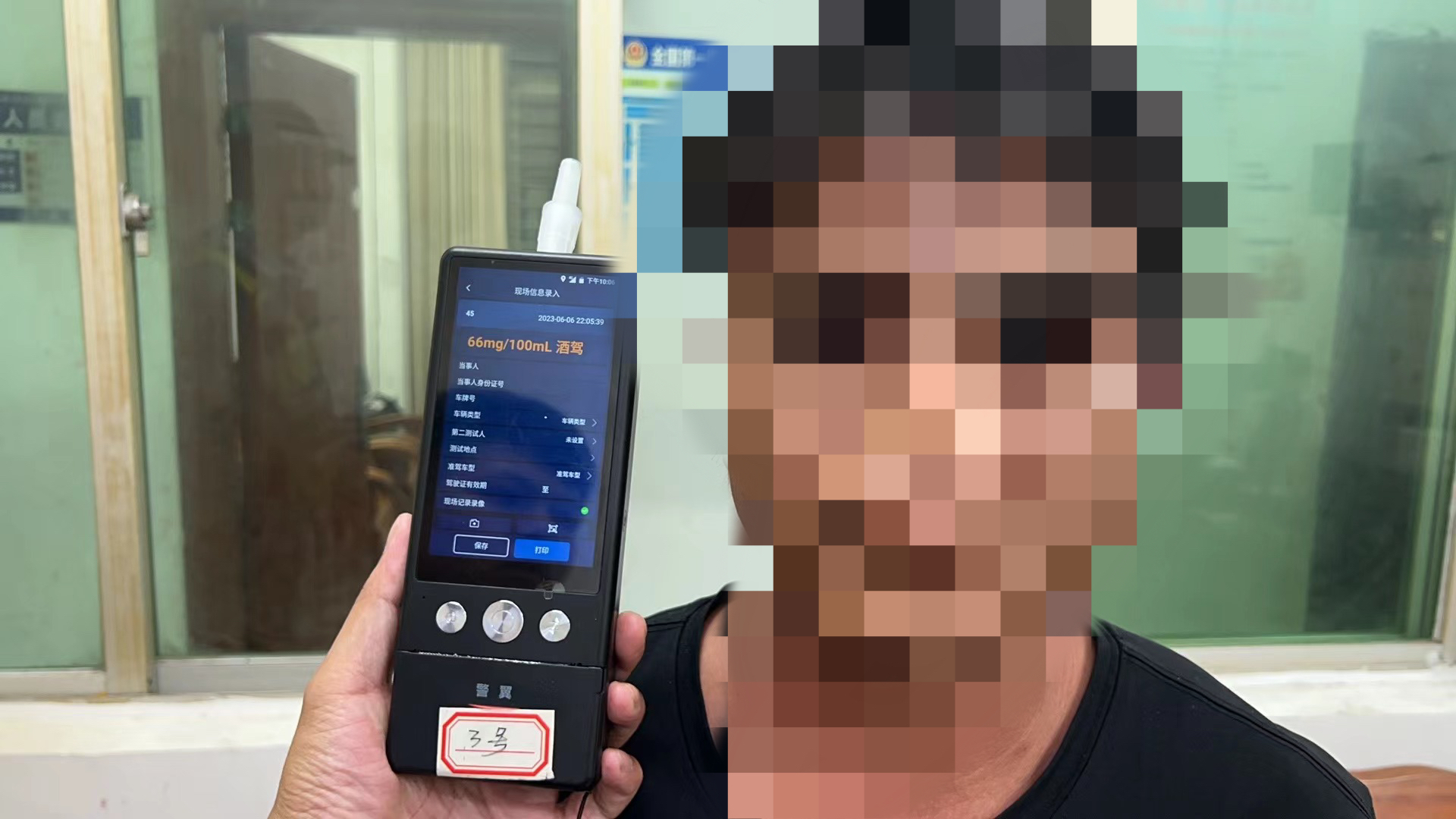 男子驾驶证一次性被扣21分，罚款2200元看看他都干了啥？