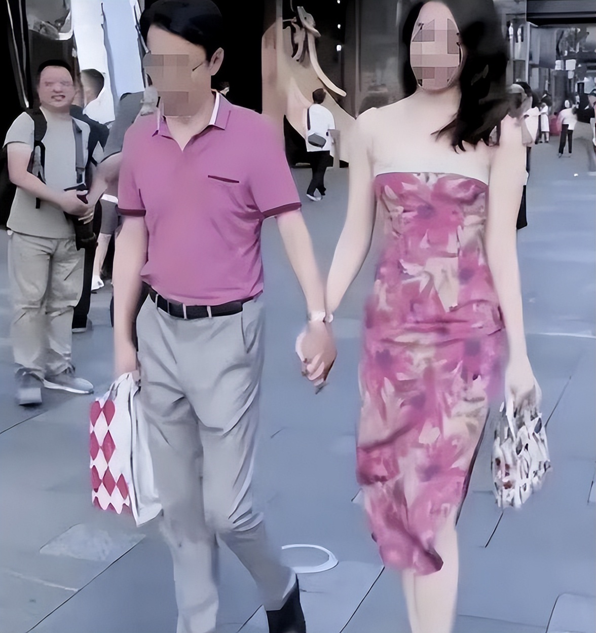 一天入账450万，“牵手门”事件后，淘宝店主成最大赢家？