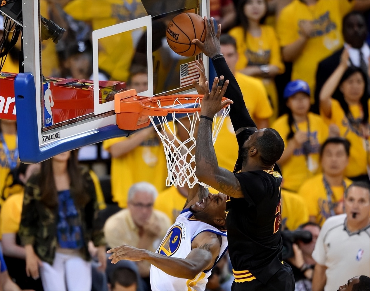 老詹40分10篮板9助攻2抢断,17年总决赛老詹自抛自扣隔扣麦基