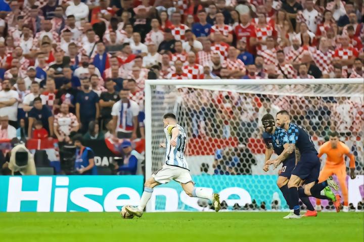 梅西凭一己之力拉高了球王的门槛,梅西当之无愧的新一代球王