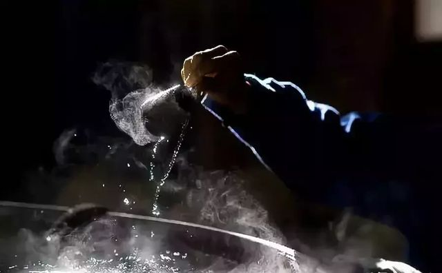 高粱酿酒一斤高粱能出多少酒水,100斤高粱能酿多少酒是怎么一回事