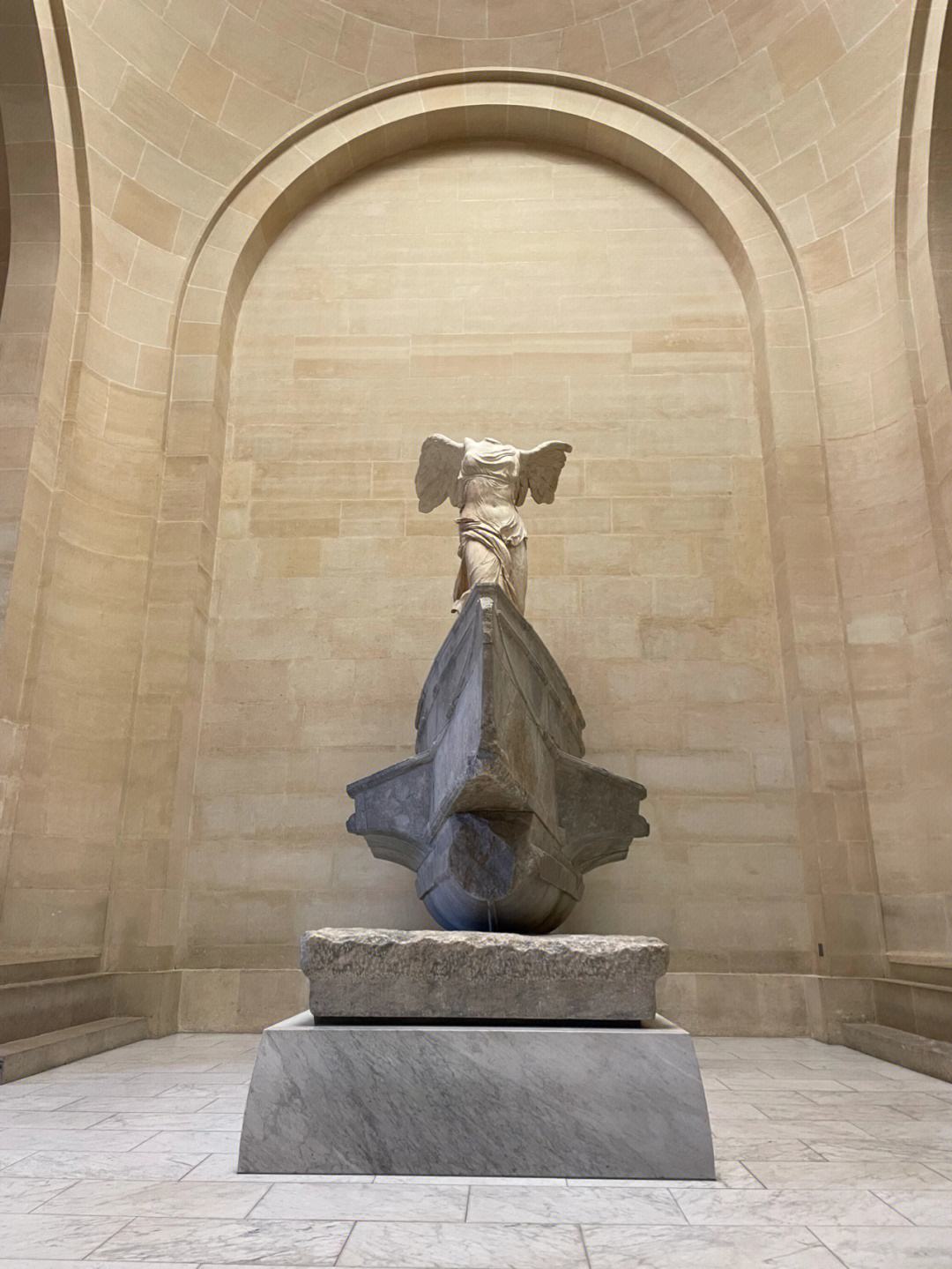 卢浮宫在历史上经历了怎样的改造？它在法国有怎样的地位？