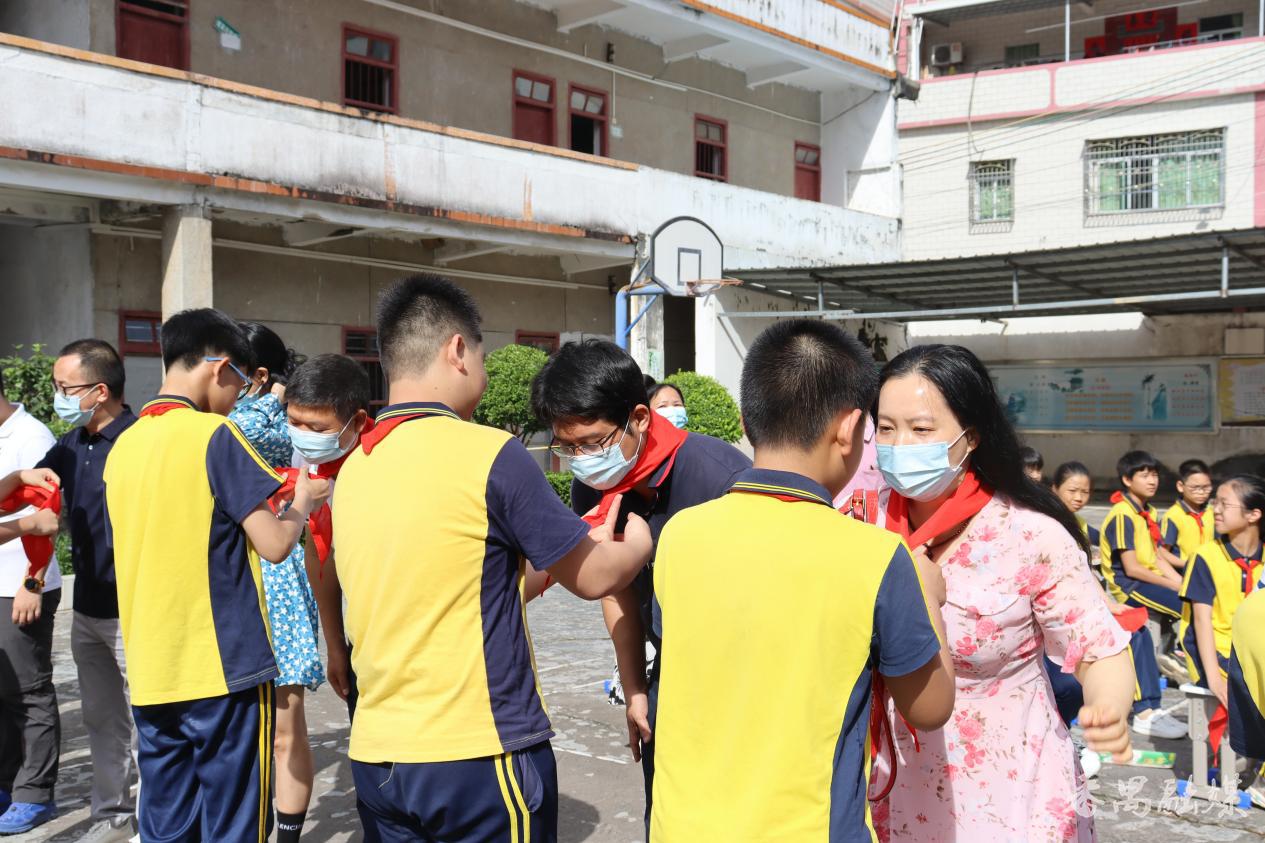 农村捐赠爱心书包,山村学子爱心捐赠